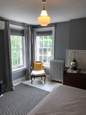 4 habitaciones, escritorio, tabla de planchar con plancha y wifi