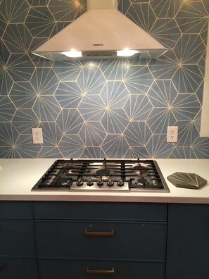 Frigorifero, forno, piano cottura, lavastoviglie