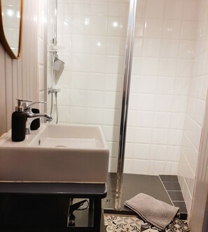 Dusche, Haartrockner, Handtücher, Seife