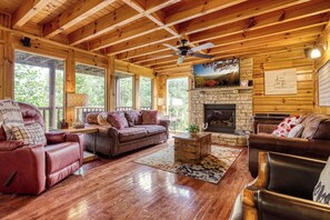 TV, fireplace - The Cabin of your dreams! Stunning views (Sevierville)