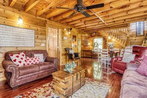 Een televisie en een open haard