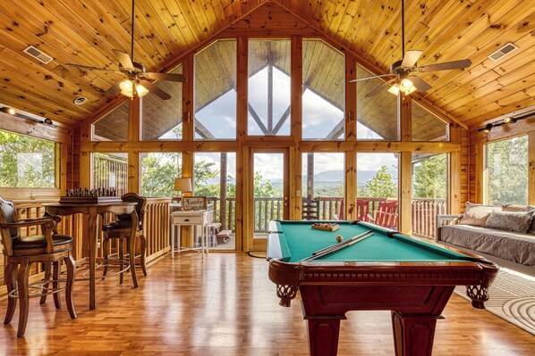 Game room - The Cabin of your dreams! Stunning views (Sevierville)