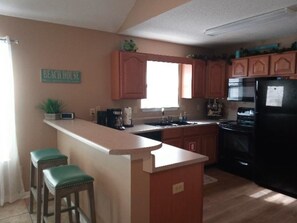 Kjøleskap, mikrobølgeovn, ovn og kokeplater