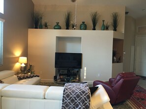 Älytelevisio, DVD-soitin, kirjoja, videokirjasto