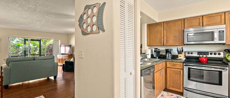 冰箱、微波炉、烤箱、炉灶