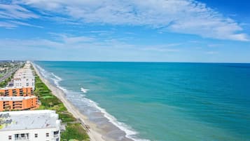 Beach nearby, sun-loungers, beach towels