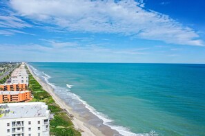 Plage à proximité, chaises longues, serviettes de plage