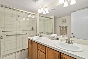 Douche, sèche-cheveux, serviettes fournies, savon