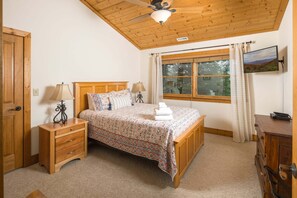 4 bedrooms, WiFi, bed sheets - 4 BRLog Cabin with Grandfather Mountain Views, Hot Tub, Game Room & Spacious Decks (Seven Devils)