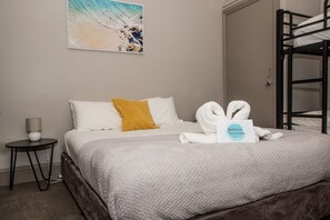 Private Family Room | Free WiFi, bed sheets - Cobb & Co Lodge (Queenscliff)