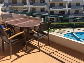 Outdoor dining - COMFORTABLE APARTMENT 1 BEDROOM - 2/4 PEOPLE (LAGOS)