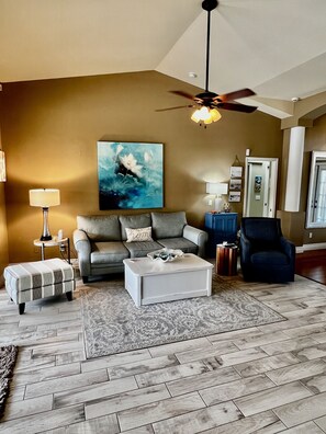 Smart TV - Southern Exposure, Gulf Access, Heated Pool Home with a Hot Tub and Large Lanai! (Cape Coral)