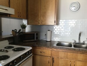 冷蔵庫、電子レンジ、オーブン、コンロ