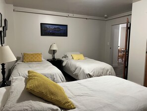 2 室のベッドルーム、デスク、アイロン / アイロン台、WiFi