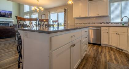 Clean Golf Home w/ Scenic Views - Up to 4500 sqft, 8 Spacious Rooms, 4.5 Bath!