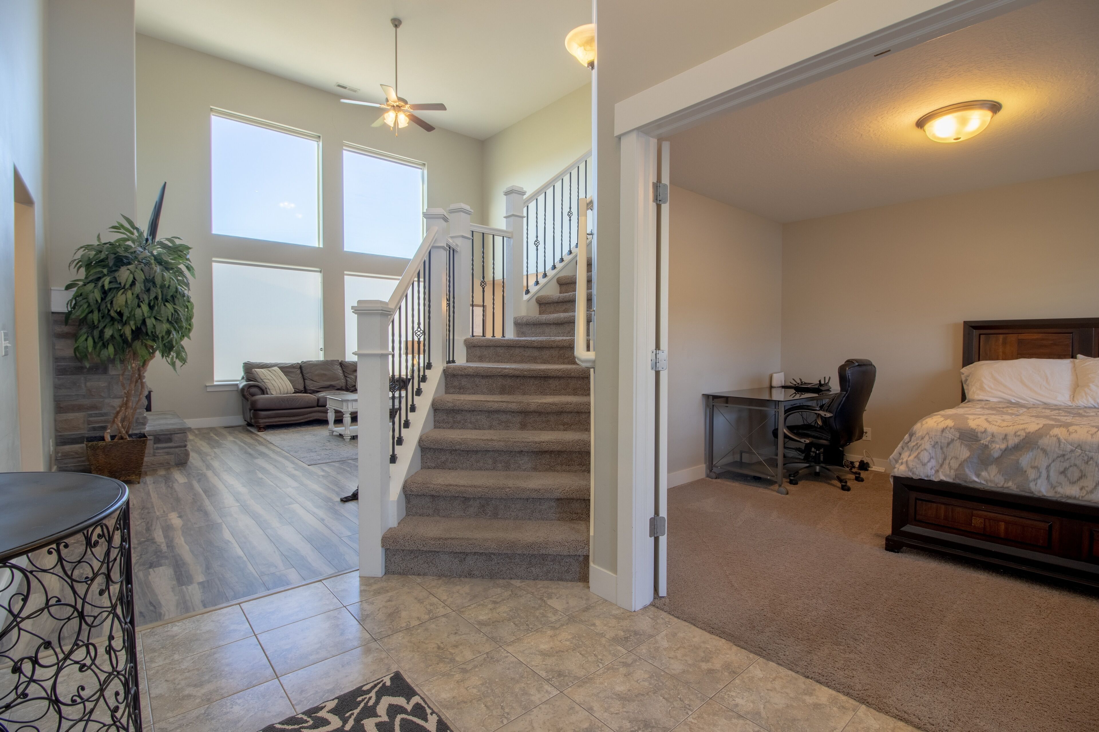 8 chambres, bureau, fer et planche à repasser, lit parapluie