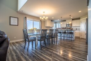 Dining - Clean Golf Home w/ Scenic Views - Up to 4500 sqft, 8 Spacious Rooms, 4.5 Bath! (Vineyard)