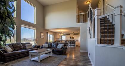 Clean Golf Home w/ Scenic Views - Up to 4500 sqft, 8 Spacious Rooms, 4.5 Bath!