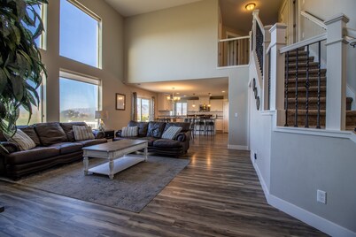 Clean Golf Home w/ Scenic Views - Up to 4500 sqft, 8 Spacious Rooms, 4.5 Bath!