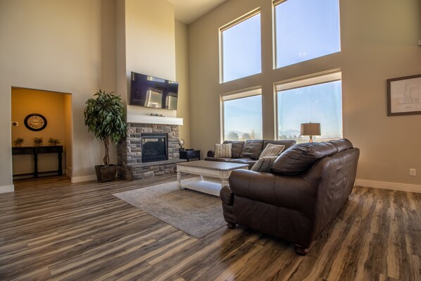 Smart-TV, Kamin, Videospiele, DVD-Player