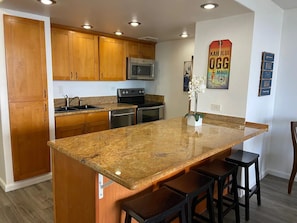 Geladeira, micro-ondas, fogão, cooktop