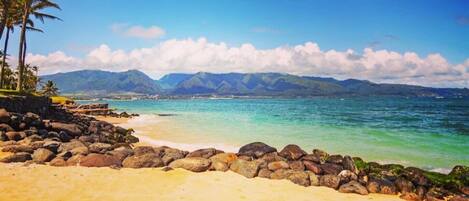 Plage à proximité, chaise longue, serviettes de plage