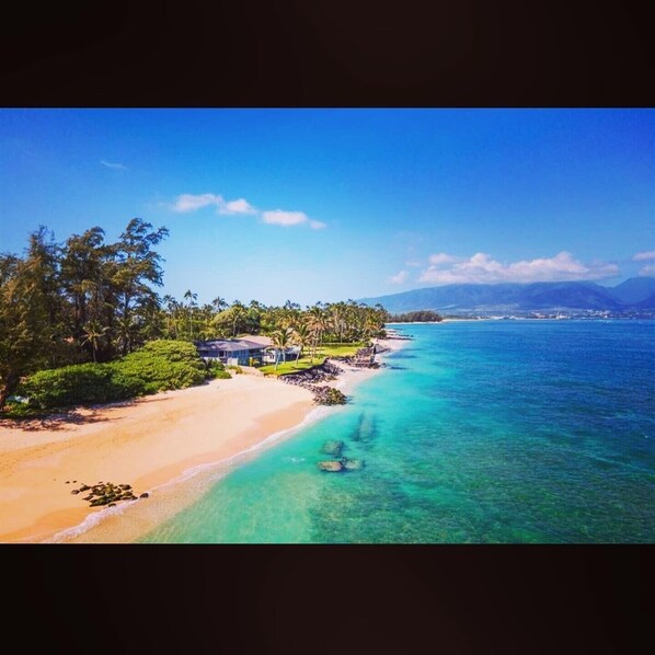 Plage à proximité, chaise longue, serviettes de plage
