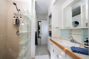 Badewanne, Haartrockner, Handtücher, Seife