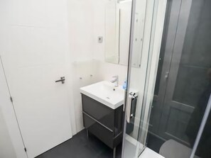Chuveiro, secador de cabelo, toalhas de banho, sabonete