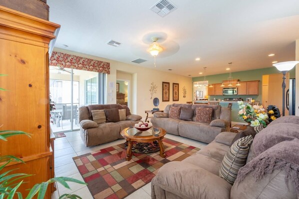 Älytelevisio, DVD-soitin, pöytätennispöytä, kirjoja