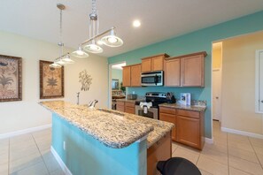 Fridge, microwave, oven, stovetop - The Shire - Private Pool & Spa, Gated Community, Close to parks and golf (Davenport)