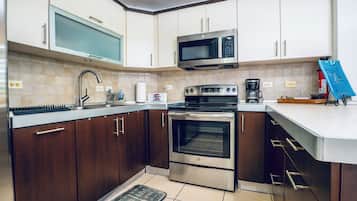 Refrigerador, microondas, horno, placa de cocina