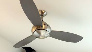 Skrivebord, strykejern/-brett, reiseseng for barn og wi-fi (inkludert)