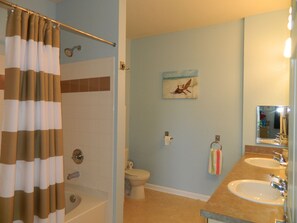 وحدات دش مع أحواض استحمام، مجففات شعر، مناشف، صابون