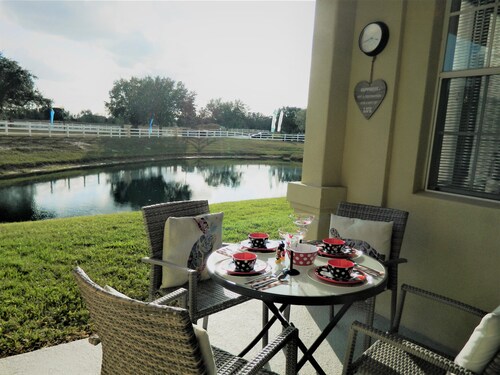 Affordable luxury Disney Escape – 3-Bed Condo, heated Pool, just 2 miles from I4
