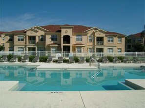 حمّام سباحة مُدفَّأ