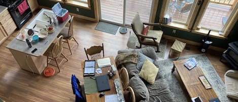 TV connectée, cheminée, livres, vidéothèque