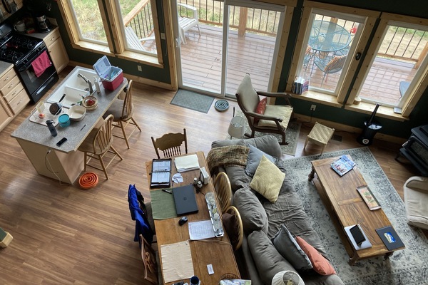 Smart TV, caminetto, libri, videoteca