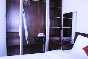 50 Schlafzimmer, Zimmersafe, BĂŒgeleisen/BĂŒgelbrett, WLAN