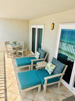 Outdoor dining - Seain is Believin / Beachfront Condo with Large Balcony/Conveniently Located (Gulf Shores)