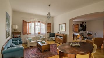 Smart TV, libri, impianto stereo, studio