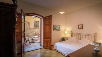 3 camere, una scrivania, ferro/asse da stiro, culla da viaggio