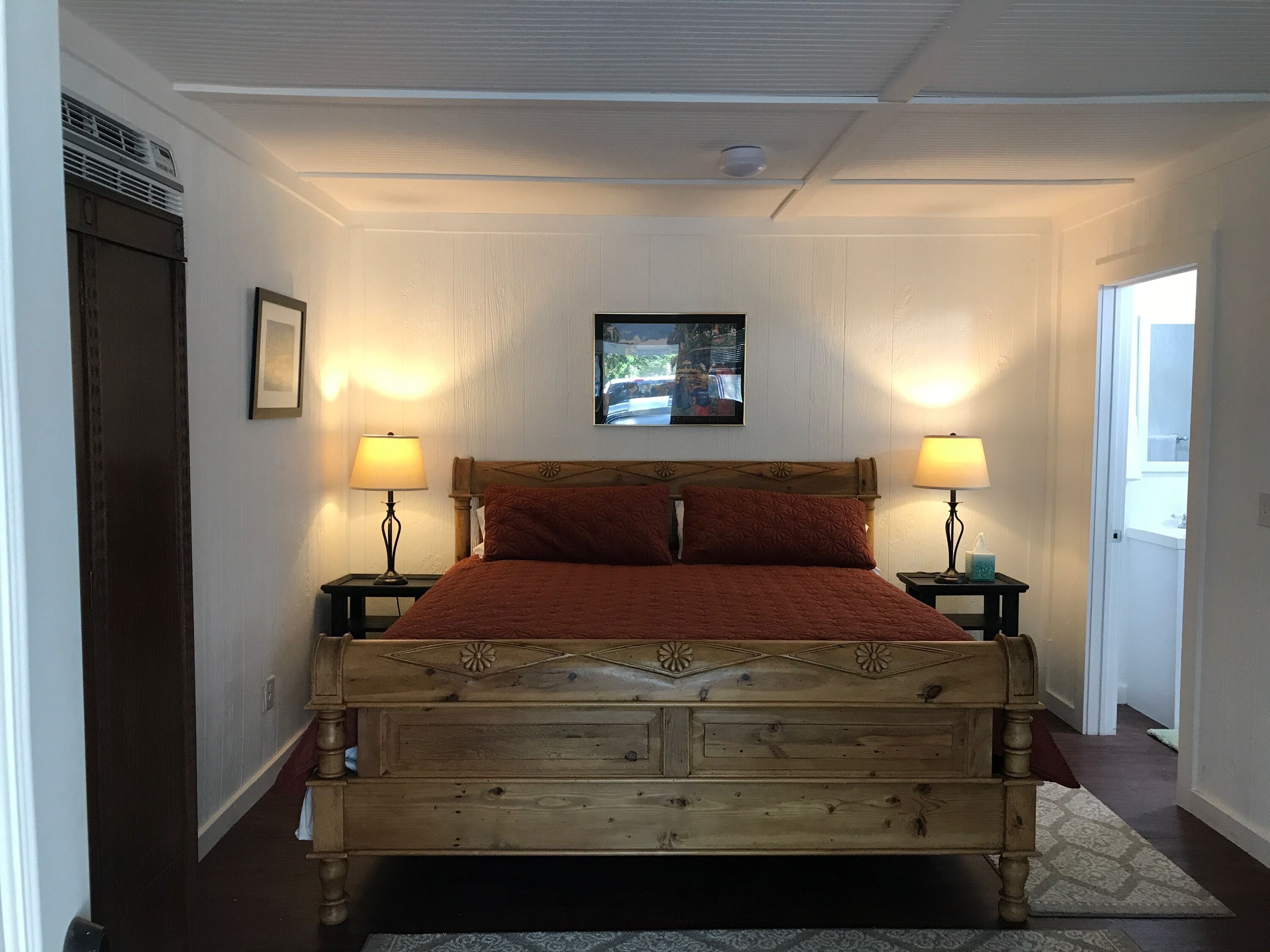 1 habitación, tabla de planchar con plancha y cuna de viaje 