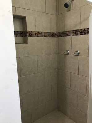 Ducha, secador de pelo, toallas y jabón