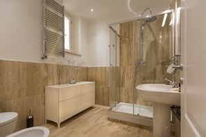 Shower, hair dryer, bidet, towels - Amazing Piazza Venezia Suite Int. 10 (Roma)