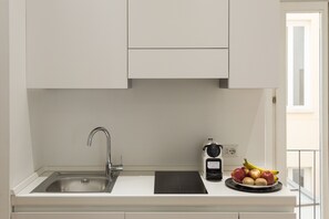 Refrigerador, microondas, parrilla de estufa y cafetera y tetera 