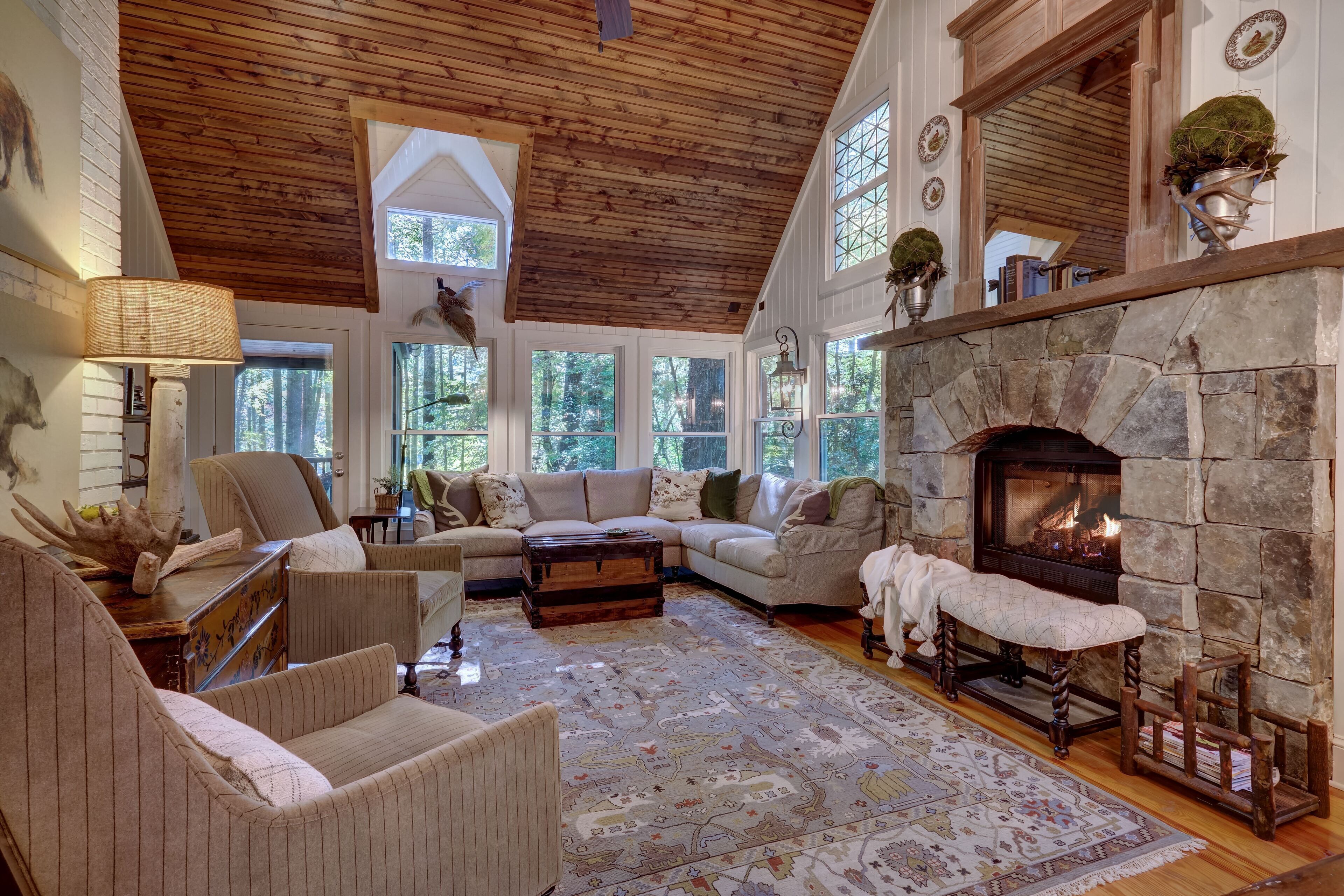 Storybook Cottage 5 Minutes from Town with Private Dock with Kayaks, EV Charger