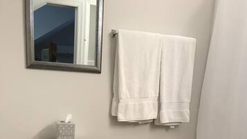 Secadora de cabello, toallas, jabón, shampoo