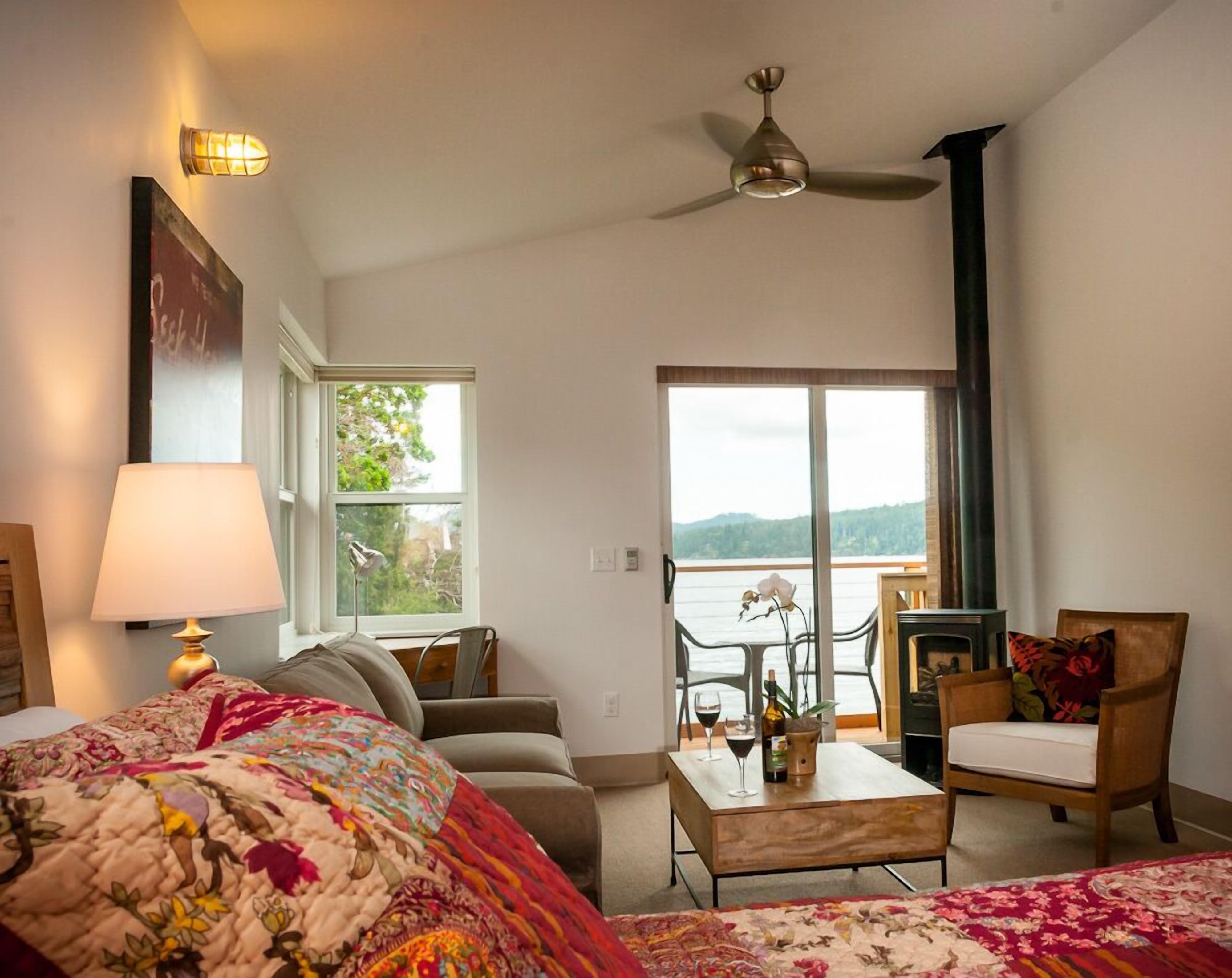 Escritorio, tabla de planchar con plancha, cuna de viaje y wifi gratis 