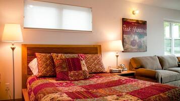 Een bureau, een strijkplank/strijkijzer, reisbedje, gratis wifi